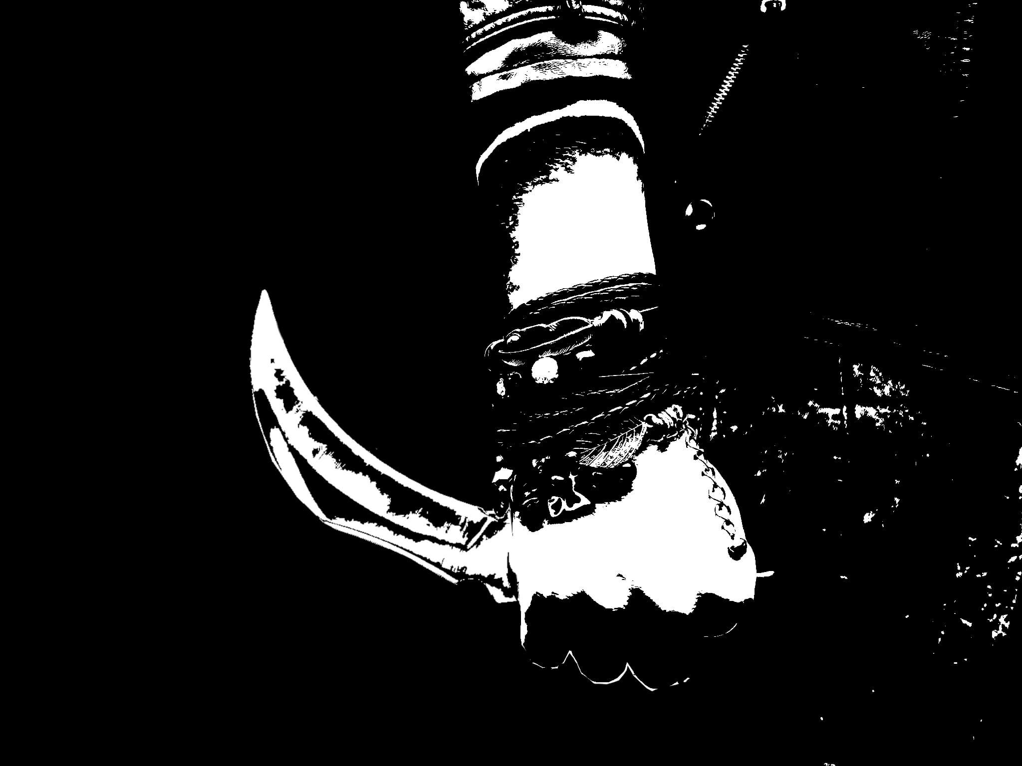 Image en aplats de noir et blanc, une main tenant un couteau à lame courbée le long du corps
